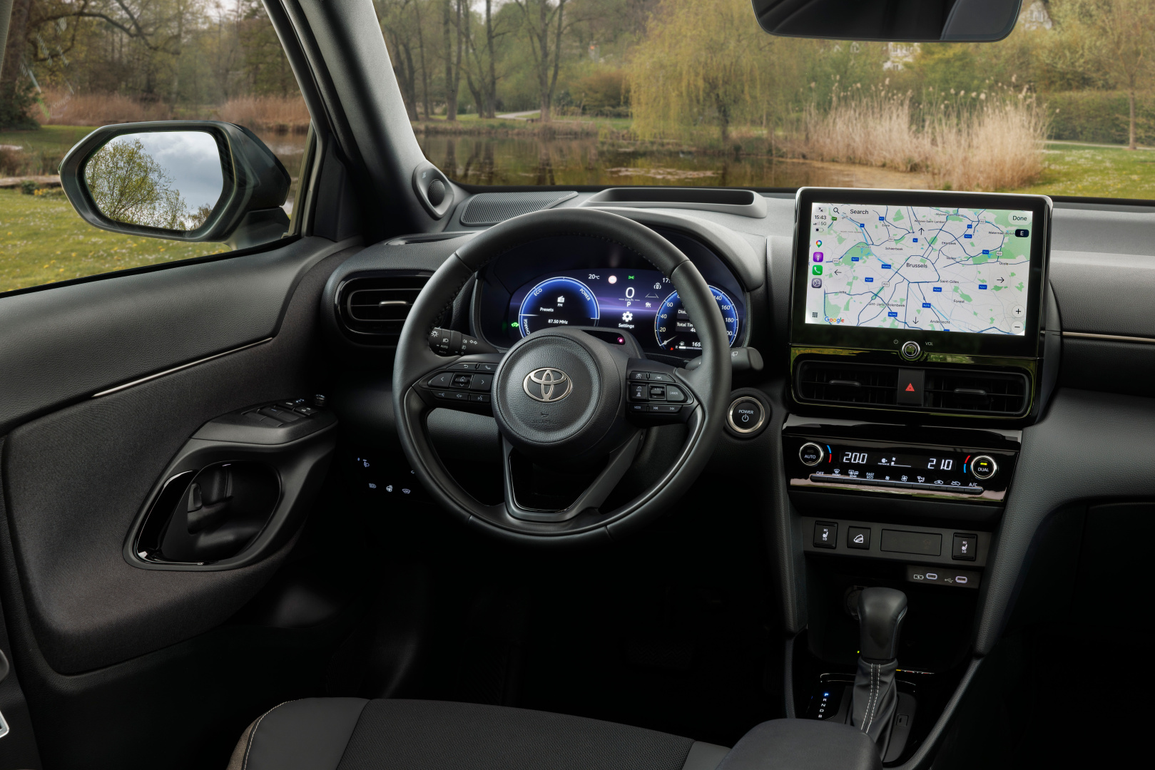 SMALL_yariscross_highgrade_preciousbronze_interior-02